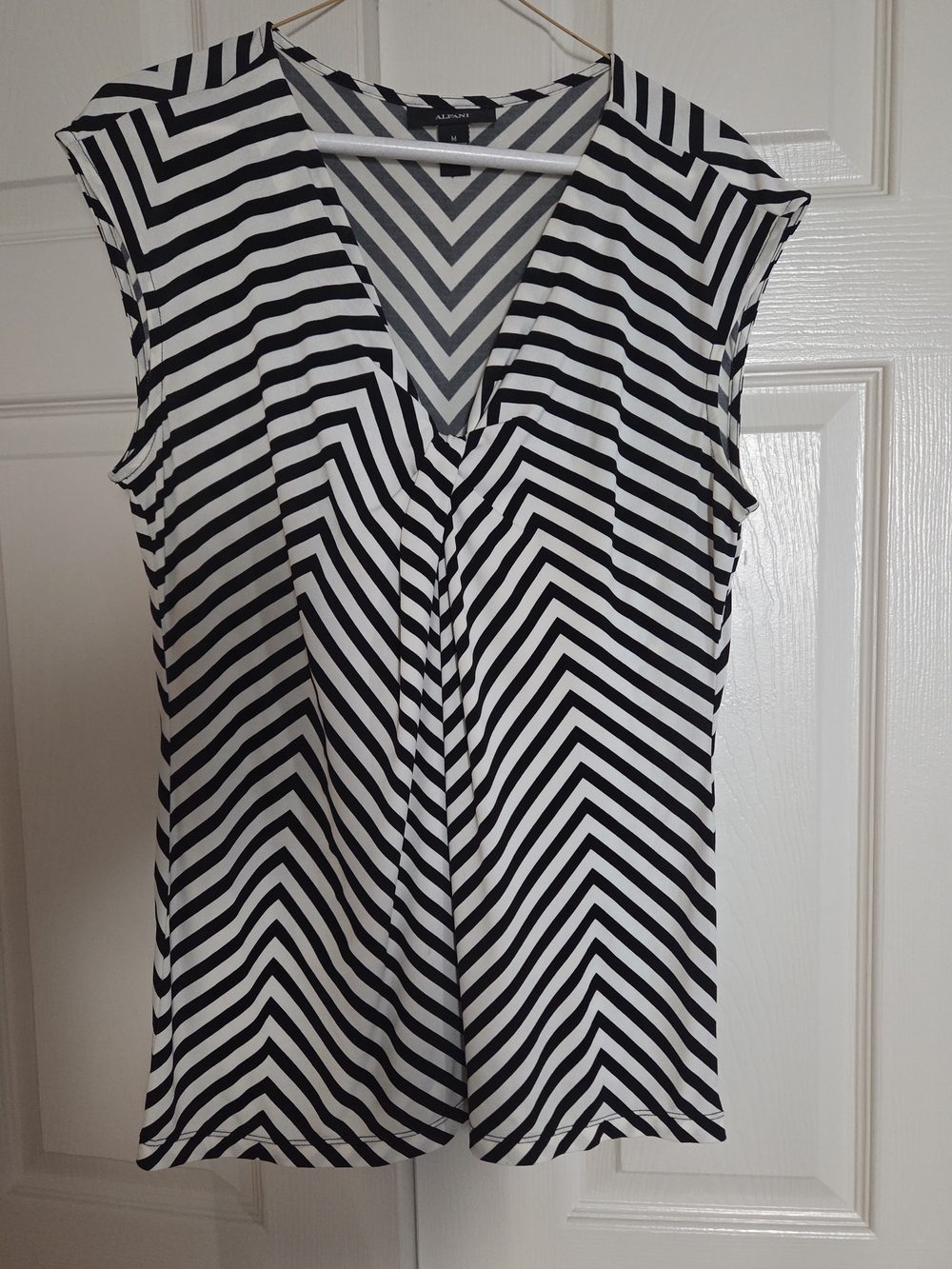 Women's Alfani Black and White Chevron V-Neck Shell - Sz Med